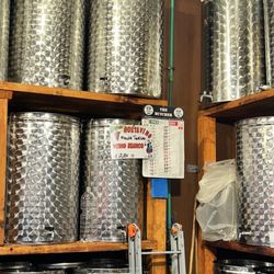 Mercato Trionfale - Wein wird in mitgebrachte Flaschen abgefüllt |Mercato Trionfale