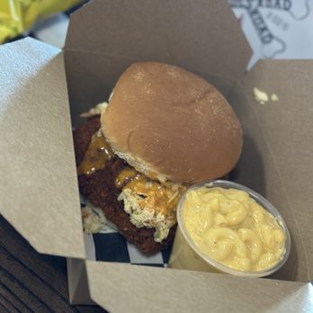 Crossroad Hot Chicken  - Chicken sandwich with Mac - Chicken Shop Near Me - Tampa, Florida