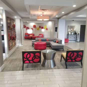 Hampton Inn Salem - Lobby seating - Hotels Near Me - Salem, Virginia