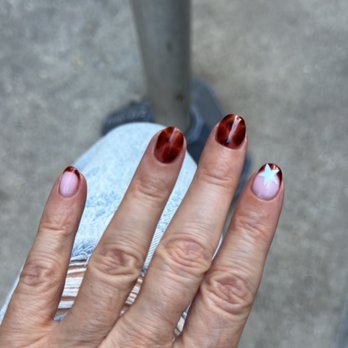 Gorgeous Gorgona - Tortoise nails - Nail Salons Near Me - New York, New York