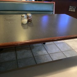 Angelo & Vito's Pizzeria - Dirty tables