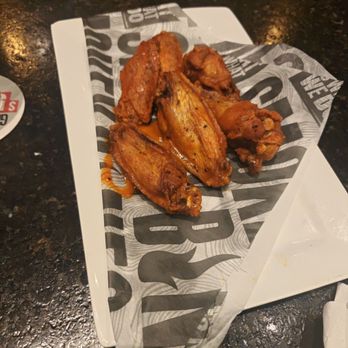 Smokey Bones Ronkonkoma - Wings are delicious and cooked perfectly. Pulled pork sandwich is great. All on the happy hour menu at the bar. - American Near Me - Ronkonkoma, New York