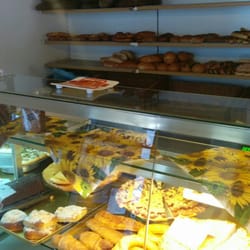 Bäckerei Horst Ruß - Kleiner Auszug aus dem Warenangebot. (Brot ist noch im Ofen, deshalb nicht zu sehen)