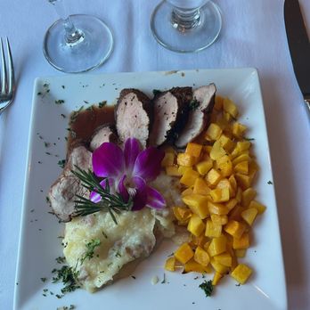 Cafe Lafayette Dinner Train - Port Wine Tenderloin - New American Near Me - Lincoln, New Hampshire