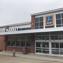 the front of a grocery store