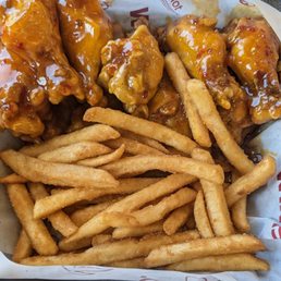 10 pcs (Mango Habanero and Sweet Chili) with fries