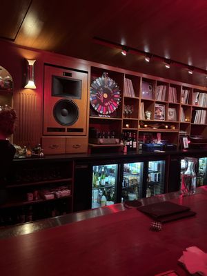 Lola's Hi/Lo Lounge by null
