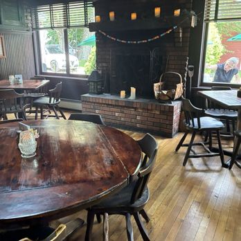 Bull's Bridge Inn - Today a wedding was outside - American Near Me - Kent, Connecticut