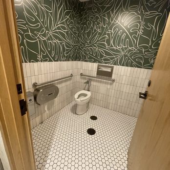 Eleven - Unisex bathroom - Cocktail Bars Near Me - Honolulu, Hawaii