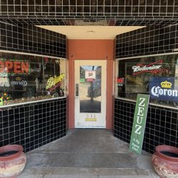 Zeus Cafe Crowley - The entry