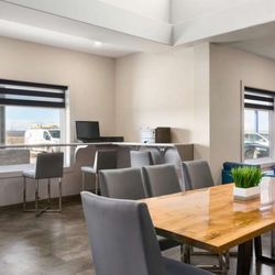 Days Inn Calgary North Balzac - Business Center