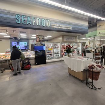 Hy-Vee - Grocery Near Me - Maplewood, Minnesota