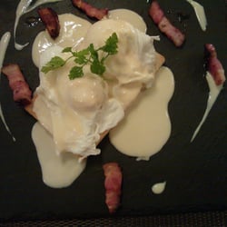 Brasserie Double Sens - Duo d'oufs pochés au vin blanc, lard paysan fumé aux épices douces et crémeuse au Muscadet