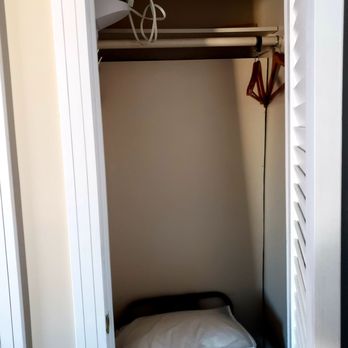 Glenmore Plaza Hotel - Closet - Hotels Near Me - Avalon, California Glenmore Plaza Hotel - Closet - Hotels Near Me - Avalon, California