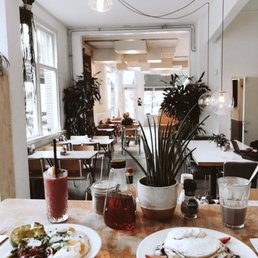 Food: Mexico City, pancakes with fresh fruit Beverages: red (smoothie). Chocolate milk Food: Mexico City, pancakes with fresh fruit Beverages: red (smoothie). Chocolate milk