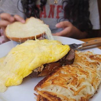 Harris Ranch Resort - Tri-tip breakfast burger 5/5 - American Near Me - Coalinga, California Harris Ranch Resort - Tri-tip breakfast burger 5/5 - American Near Me - Coalinga, California