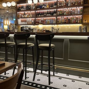 Lorette Brasserie - The bar seating area - Breakfast & Brunch Near Me - Whistler, British Columbia