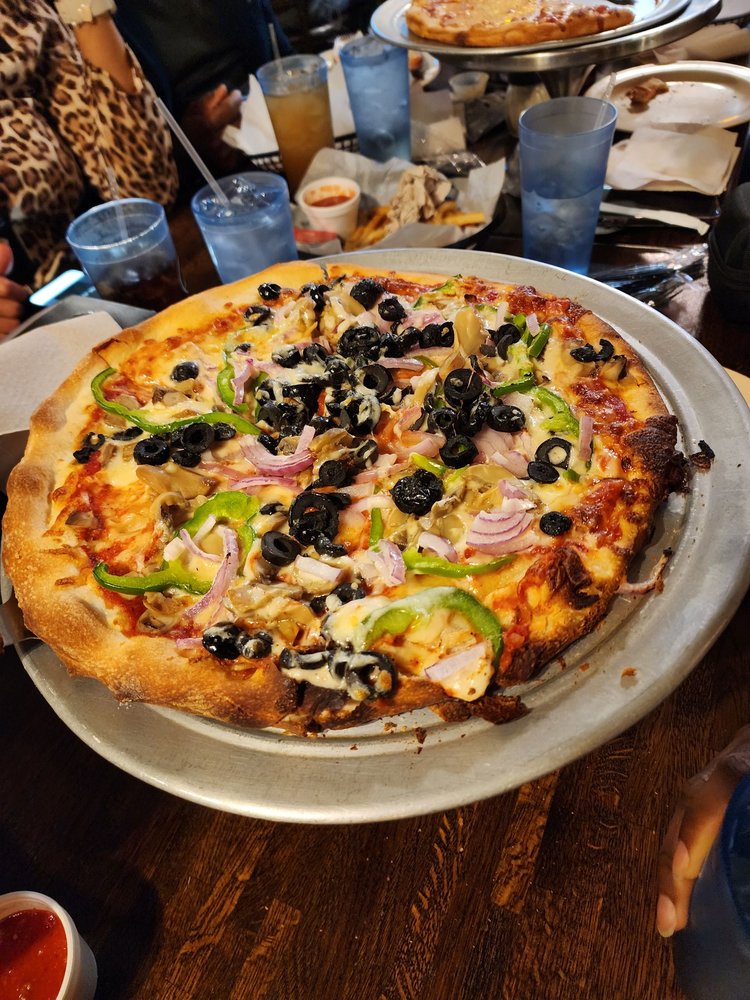 Pino's Restaurant & Pizza Logo