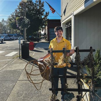 Annie's On First - Antiques Near Me - Snohomish, Washington Annie's On First - Antiques Near Me - Snohomish, Washington