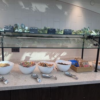 Wingtips Lounge - Sugary breakfast - Airport Lounges Near Me - St. Louis, Missouri