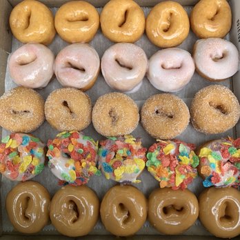 Rad Ringo's Mini Donuts - 25 donuts. Flavors are maple glazed, bourbon glazed, sugar cinnamon glazed, captain crunch, and strawberry lemonade. - Food Trucks Near Me
