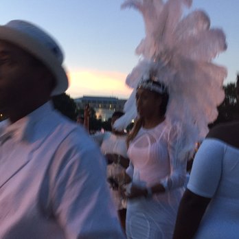 Diner en Blanc - 2016 - a group of people dressed in white - Food Tours Near Me