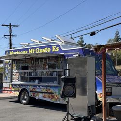 Mariscos Mi Gusto Es - Taco Truck in the parking lot