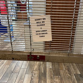 Wendy's - a closed sign on the door of a restaurant - Fast Food Near Me - Edwards, Colorado Wendy's - a closed sign on the door of a restaurant - Fast Food Near Me - Edwards, Colorado