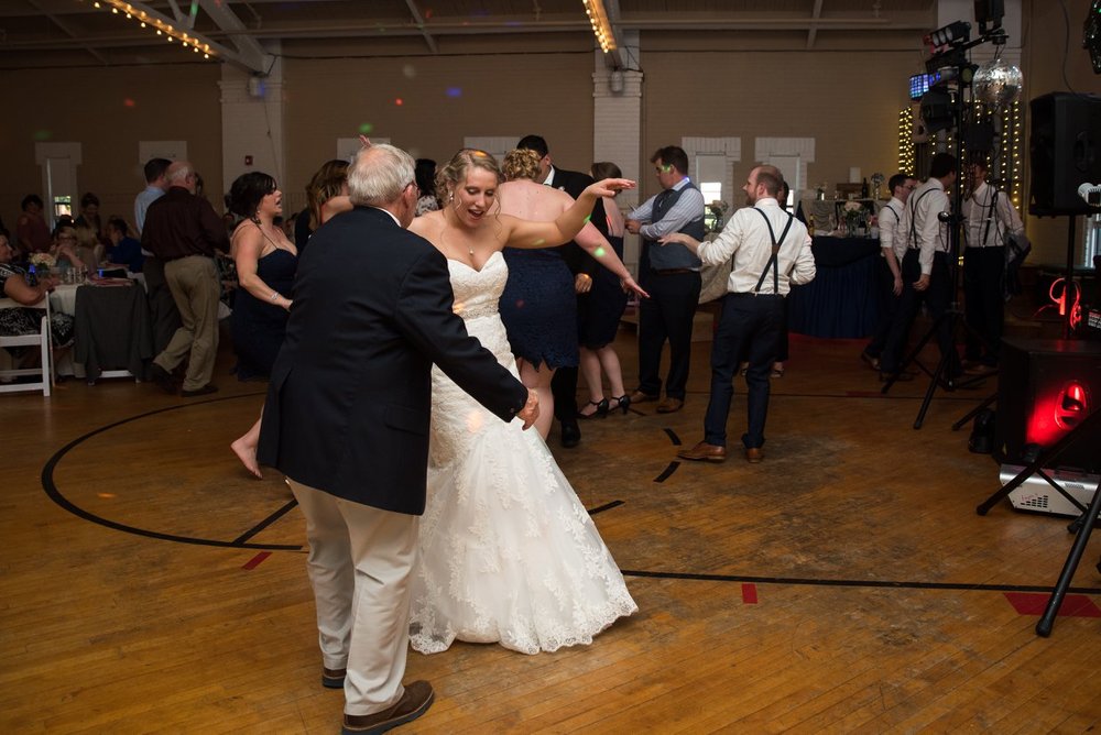 MR. MUSiC DJ & PHOTOBOOTH SERViCE