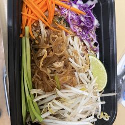 Thongg Ake - 21. Chicken Pad Thai