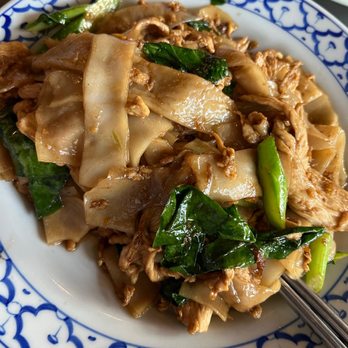 Pineapple Thai - Pad see ew with Chicken - Thai Near Me - Cupertino, California