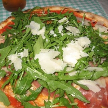 I Due Forni - amazing pizza with tomato sauce, arugula, parmesan and Speck! - Italian Near Me - Berlin, BE