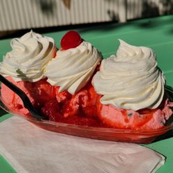 Lickity Splitz - Cotton Candy strawberry sundae