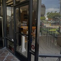 El Flowers - Closed door during work hours, waiting for 15 minutes already and nobody wants to rush