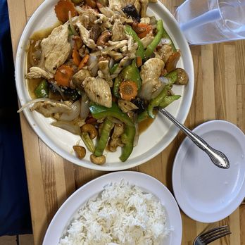 Moons Thai Cuisine - Cashew Nut chicken - Thai Near Me - Ventura, California Moons Thai Cuisine - Cashew Nut chicken - Thai Near Me - Ventura, California