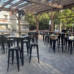 Murphy's Pub - Front patio