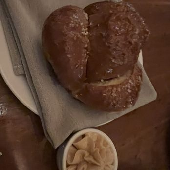 Hippo - Bread came out hot, butter was extra sweet - American Near Me - Los Angeles, California