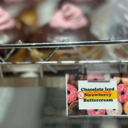 See what I mean?? Strawberry buttercream filling but NEVER chocolate buttercream filling???