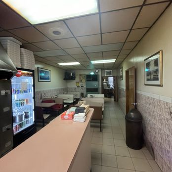 Pete's Pizzeria - Interior - Pizza Near Me - Brooklyn, New York