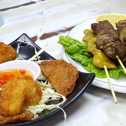 滿泰小廚 - Shrimp cakes, fish cakes, beef satay & chicken satay.