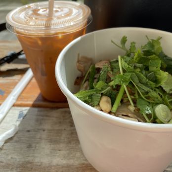 DragonEats - Five Spice Chicken Bowl and Thai Iced Tea - Vietnamese Near Me - San Francisco, California