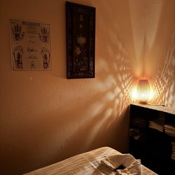 Reno Oriental Massage - Massage table with gentle ambient light