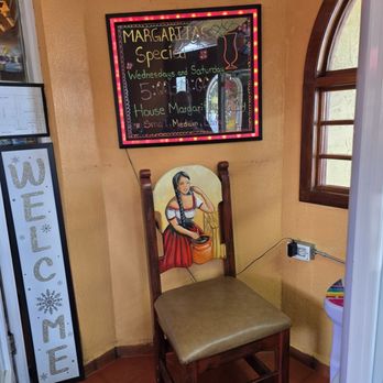 Los Arcos - A small foyer at the entrance with a Welcome sign. - Mexican Near Me - Roanoke, Virginia