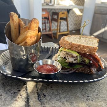 GRANVILLE - Turkey bacon, avocado, half a sandwich with a side - New American Near Me - Pasadena, California