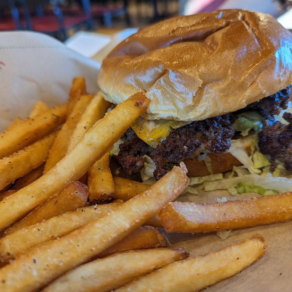 Chili's - Smash burger 2 thumbs up - American Near Me - Plano, Texas