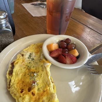 Lee’s Coffee & Tea - Omelette with bacon and cheddar with a side of fruit and fantastic iced tea - Coffee & Tea Near Me - Laurel, Mississippi