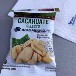 Aeromexico - Lots of snacks/food/free alcohol for all passengers on Aeromexico