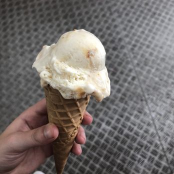 vanille & marille - Walnut & fig in a cone (1.6 euro, July 2018) - Ice Cream & Frozen Yogurt Near Me - Berlin, BE
