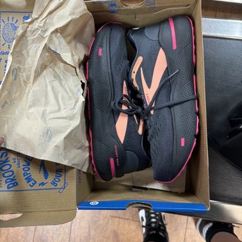 Fleet Feet - Brooks Ghost Max - Shoe Stores Near Me - Burbank, California