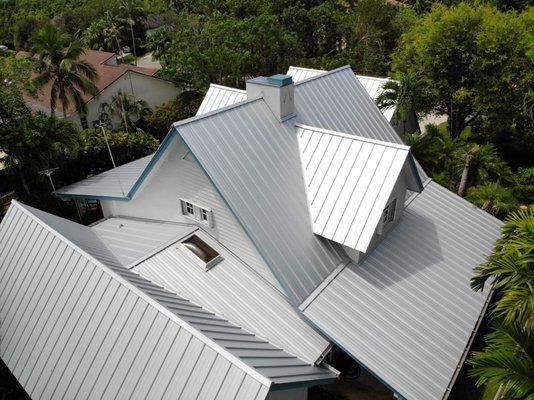 The Roof Boutique Logo